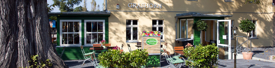 Außenansicht des Restaurants Grashorn mit Sitzplätzen vor dem Haus