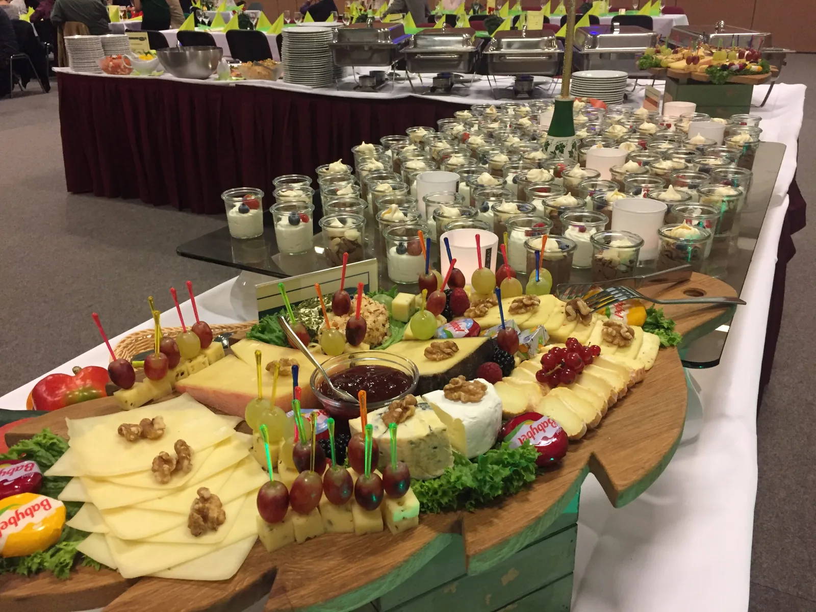 Kalte Buffetplatten mit Käse, Aufschnitt und Gemüse im Grashorn