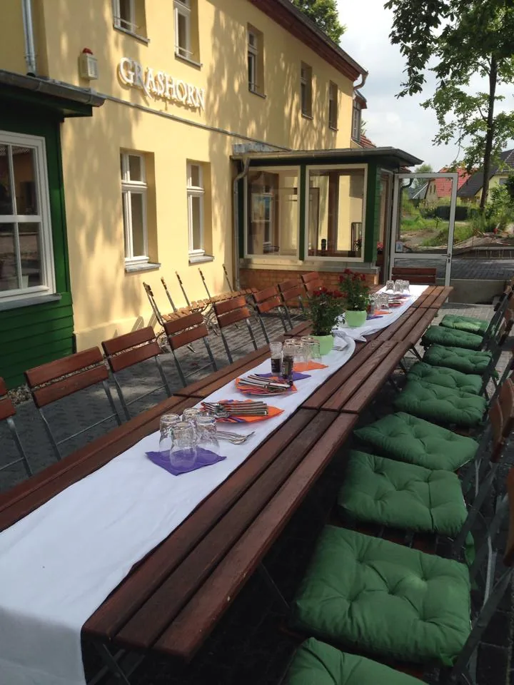 Gedeckte lange Tafel auf der Terrasse vor dem Restaurant Grashorn