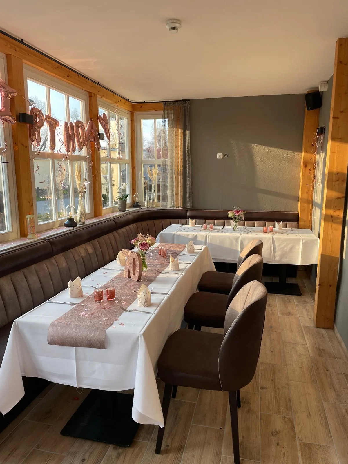 Gedeckte Tafel neben der Fensterfront im Restaurant Grashorn