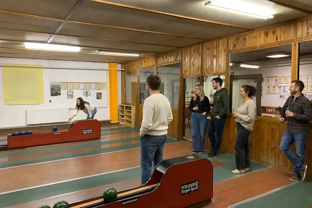 Gruppe beim gemeinsamen Kegeln im Restaurant Grashorn