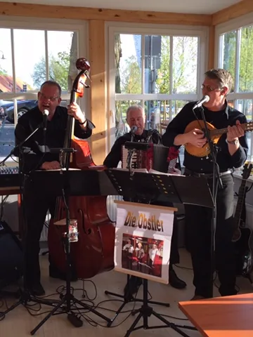 Musiker mit Akkordeon und Gitarre bei einem Auftritt im Restaurant